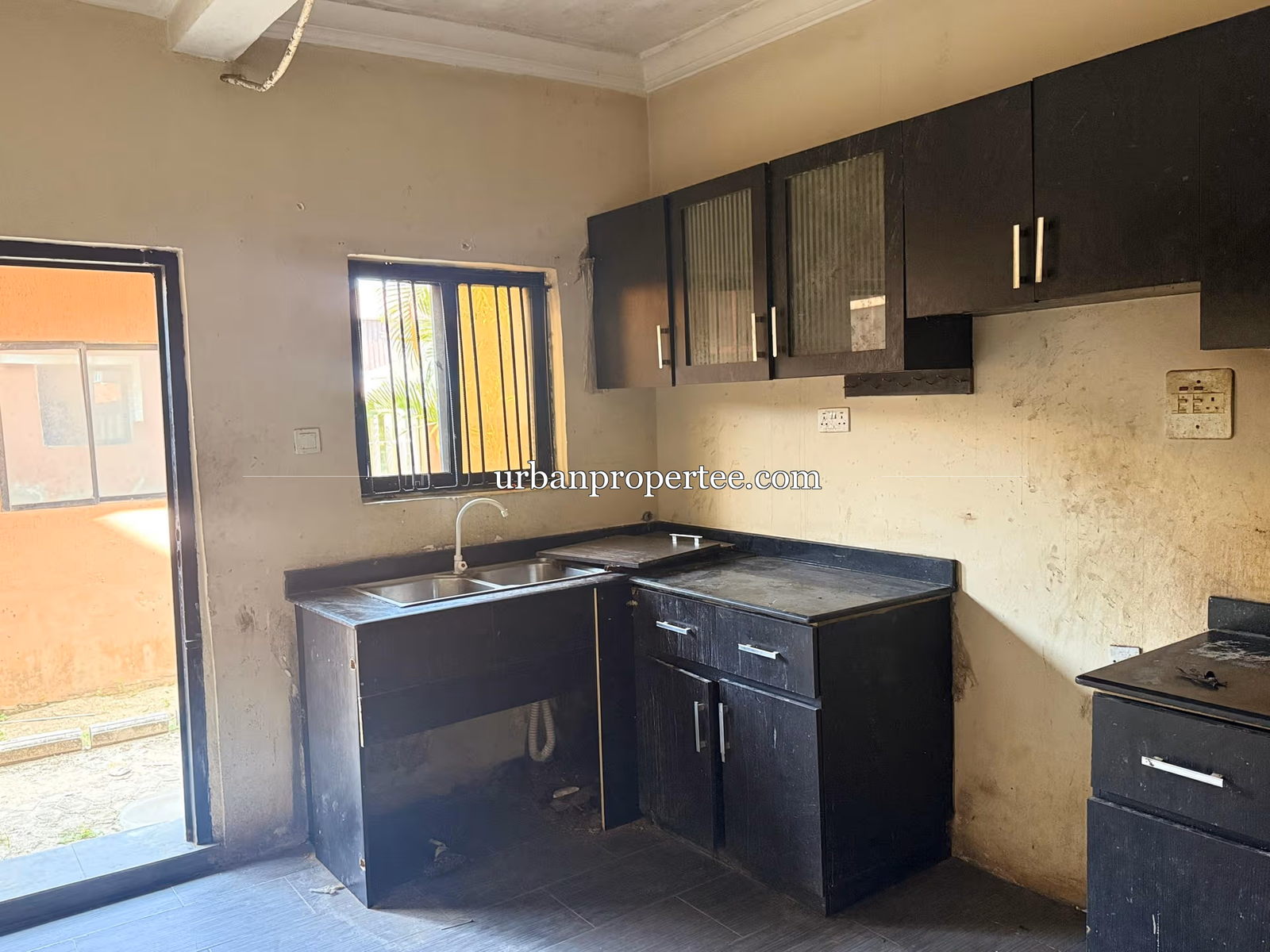 Fantastic massive and secured 3 bedroom flat