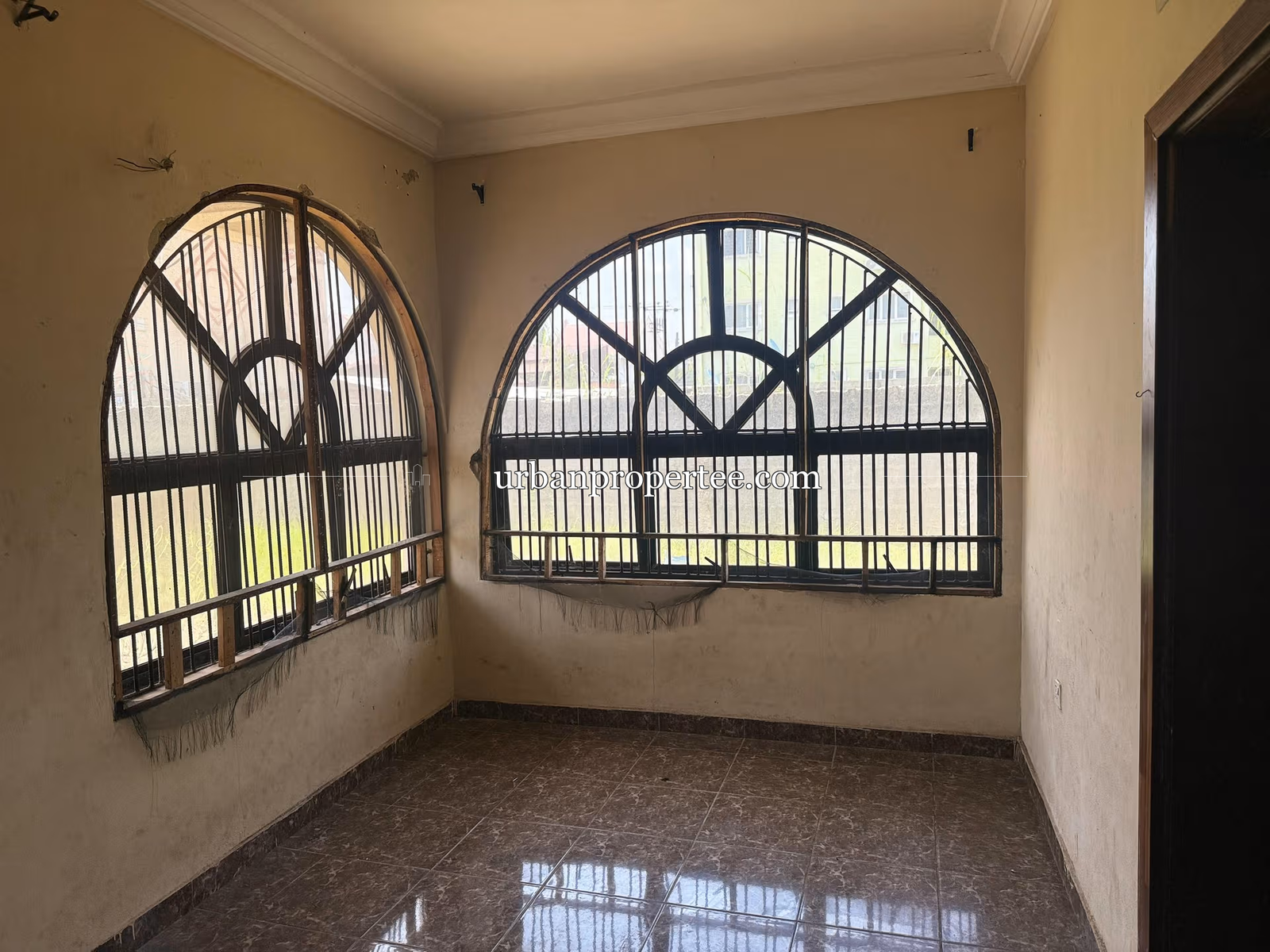 Fantastic massive and secured 3 bedroom flat